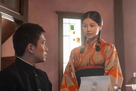 嵩の合格はかなわず、明暗の分かれたふたり。左から、嵩（北村匠海）、のぶ（今田美桜）