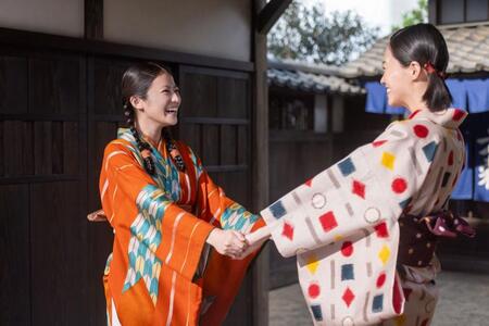 同級生と手を取り合って志望校合格を喜ぶのぶ。左から、のぶ（今田美桜）、彩良（小川うさ子）