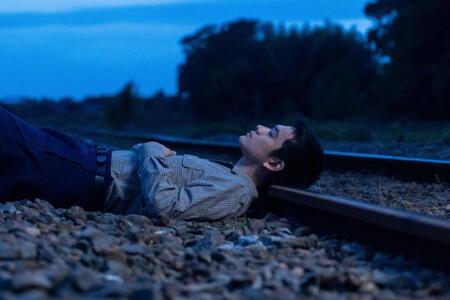 夜通し帰らなかった嵩（北村匠海）は、線路の枕木に頭をのせて…