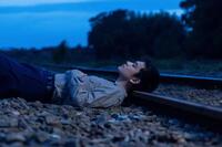 夜通し帰らなかった嵩（北村匠海）は、線路の枕木に頭をのせて…