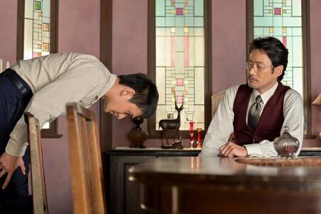 嵩（左、北村匠海）はついに美術系の学校の受験を決意し、伯父・寛（竹野内豊）に頭を下げる