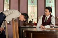 嵩（左、北村匠海）はついに美術系の学校の受験を決意し、伯父・寛（竹野内豊）に頭を下げる