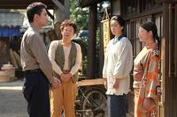 寮から帰宅したのぶに、嵩は絵を描いて生きていくと…。左から、嵩（北村匠海）、草吉（阿部サダヲ）、のぶの母・羽多子（江口のりこ）、のぶ（今田美桜）