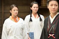 教師の黒井（瀧内公美・右）にしごかれる、のぶ（今田美桜・左）とうさ子（志田彩良）