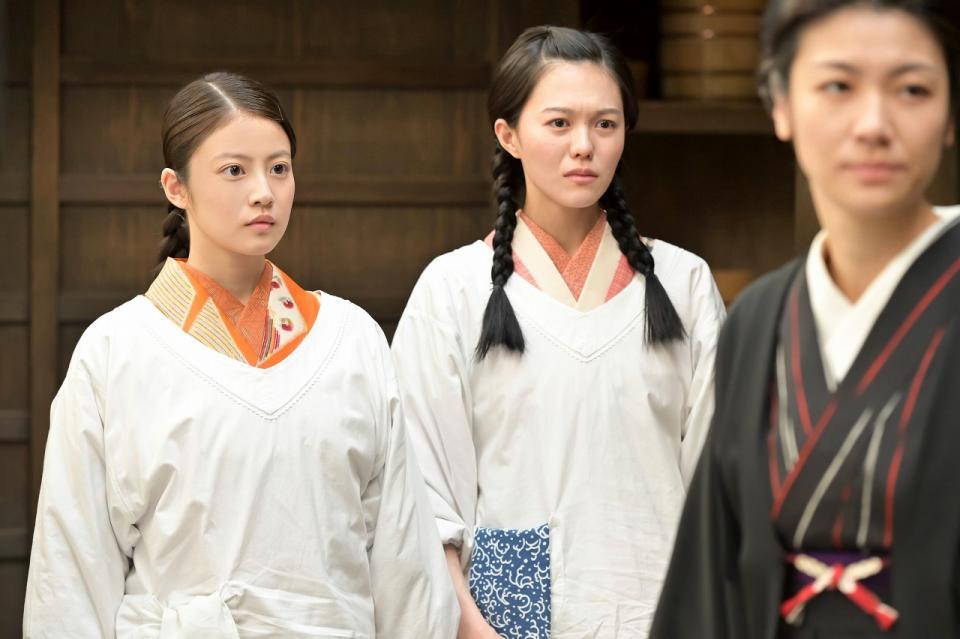 教師の黒井（瀧内公美・右）にしごかれる、のぶ（今田美桜・左）とうさ子（志田彩良）