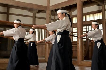 なぎなたの授業を受けるのぶ（今田美桜・中央）