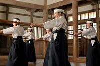 なぎなたの授業を受けるのぶ（今田美桜・中央）