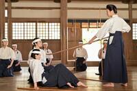 うさ子（志田彩良・手前）とのぶ（今田美桜）は、教師の黒井（瀧内公美・右）に圧倒される