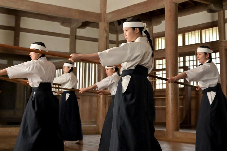 なぎなたの授業を受けるのぶ（今田美桜・中央）