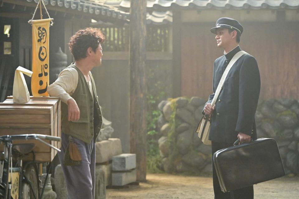 嵩（北村匠海・右）は、草吉（阿部サダヲ）から合格あんぱんを受け取って…