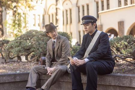 合格発表を見る勇気のない嵩（北村匠海・右）に、伯父・寛（竹野内豊）は声を掛ける