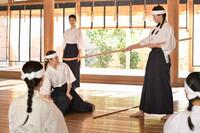 嵩の合否が気になるのぶ（今田美桜・左）は、上達したうさ子（志田彩良）に負けてしまう