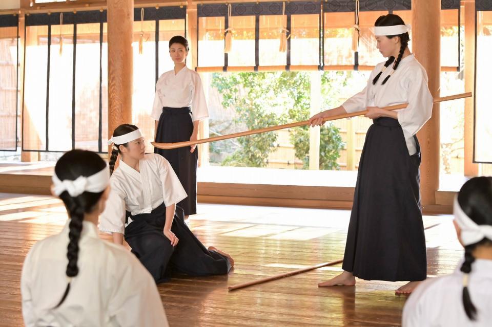 嵩の合否が気になるのぶ（今田美桜・左）は、上達したうさ子（志田彩良）に負けてしまう