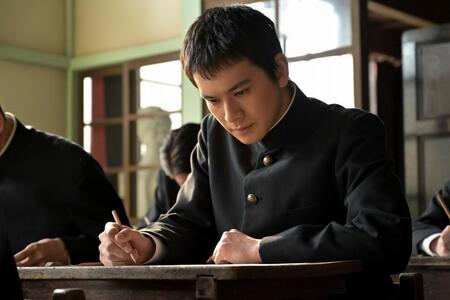 芸術学校の受験に本気で臨む嵩（北村匠海）