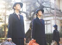 のぶ（今田美桜・右）は同級生のうさ子（志田彩良）と女子師範学校へ！