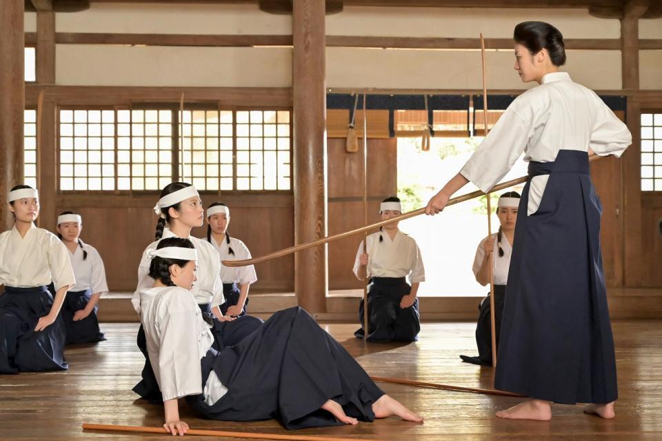 うさ子（志田彩良・手前）とのぶ（今田美桜）は、教師の黒井（瀧内公美・右）に圧倒され…