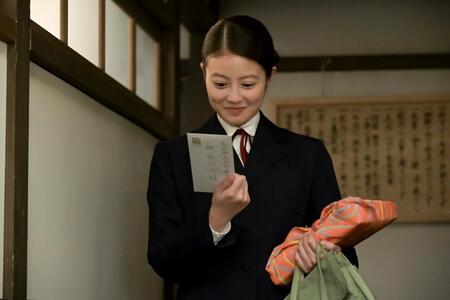 嵩から届いた手紙を見て笑顔ののぶ（今田美桜）