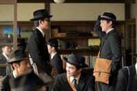 東京高等芸術学校に入学した嵩（北村匠海・左）は、受験で会った健太郎（高橋文哉）と再会する