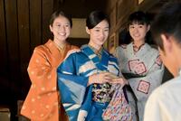 豪の壮行会を前に、蘭子の思いは…。左から、のぶ（今田美桜）、次女の蘭子（河合優実）、三女のメイコ（原菜乃華）