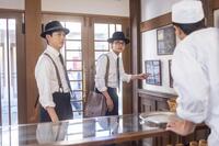 銀座のパン屋で、嵩がヤムおんちゃんを発見！？　左から、健太郎（高橋文哉）、嵩（北村匠海）
