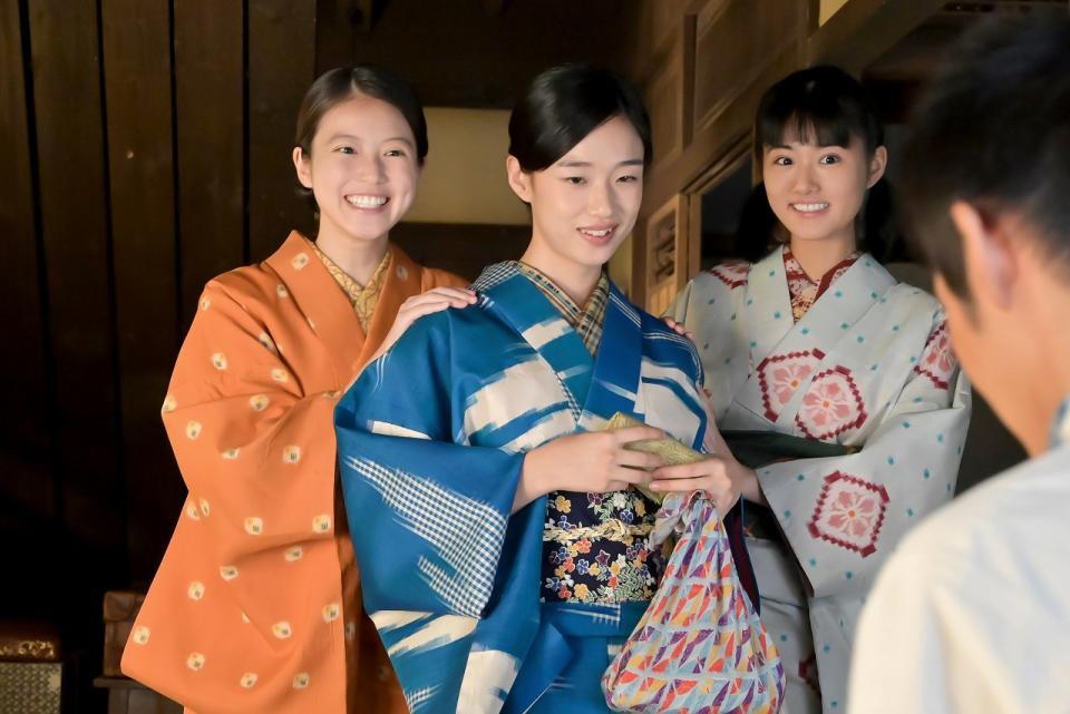 豪の壮行会を前に、蘭子の思いは…。左から、のぶ（今田美桜）、次女の蘭子（河合優実）、三女のメイコ（原菜乃華）