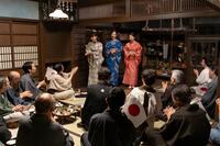 よさこい節で豪の壮行会を盛り上げるのぶたち三姉妹。左から、三女・メイコ（原菜乃華）、次女・蘭子（河合優実）、のぶ（今田美桜）