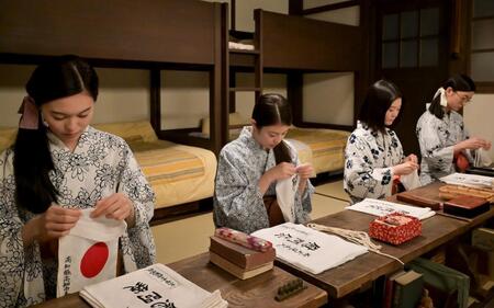 自らの発案で慰問袋を同級生たちと作るのぶ（今田美桜・左から２人目）