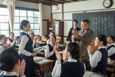 活動が新聞記事で紹介されたのぶ（今田美桜・左）は愛国の鑑として注目の的に