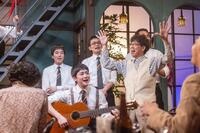 芸術学校で「図案科の詩」を歌う嵩（北村匠海・後列中央）たち。前列左から、健太郎（高橋文哉）、座間先生（山寺宏一）