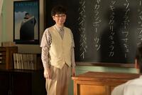 アンパンマンの名声優・山寺宏一演じる座間先生は、嵩の担任