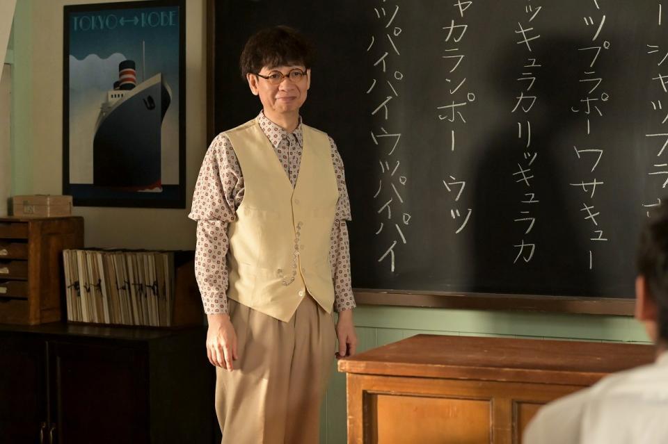 アンパンマンの名声優・山寺宏一演じる座間先生は、嵩の担任