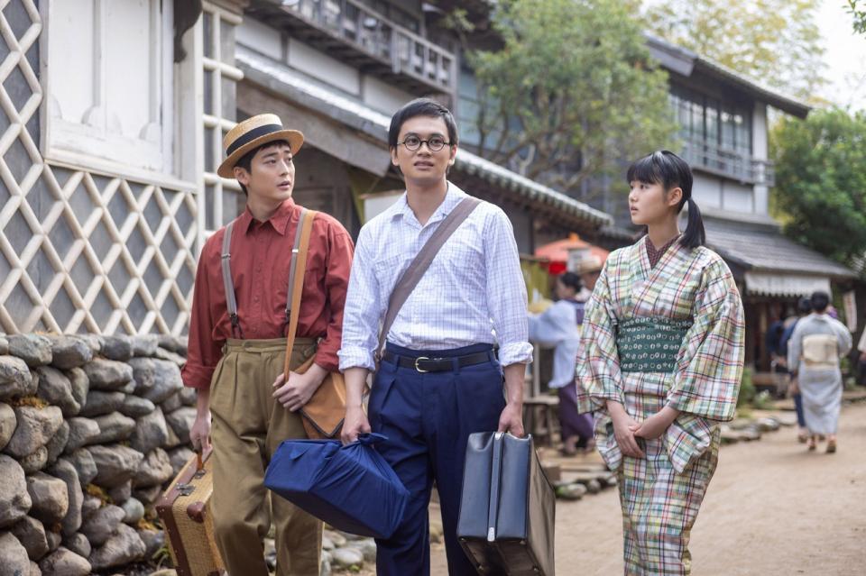 久しぶりの町を歩く嵩。左から、健太郎（高橋文哉）、嵩（北村匠海）、のぶの末の妹・メイコ（原菜乃華）