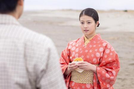 あんぱんを食べながら、のぶ（今田美桜）は嵩と通じ合えるか