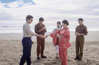 あんぱんを嵩に渡すのぶ。前列左から、嵩（北村匠海）、のぶ（今田美桜）、後列左から、千尋（中沢元紀）、メイコ（原菜乃華）、健太郎（高橋文哉）