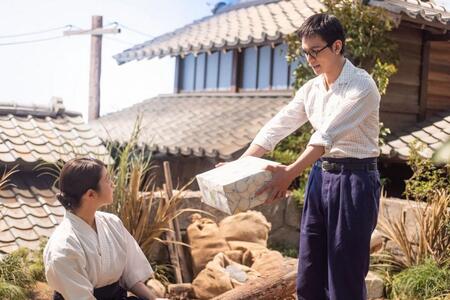 大事にしていた土産を、のぶ（今田美桜）に手渡す嵩（北村匠海）