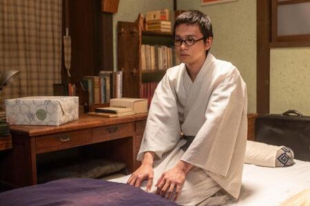 夜、床でうつろな表情を浮かべる嵩（北村匠海）