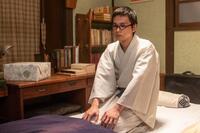 夜、床でうつろな表情を浮かべる嵩（北村匠海）