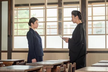 のぶ（今田美桜・左）は教師の黒井（瀧内公美）から、手紙の差出人「柳井嵩子」について問いただされる