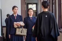 卒業間近ののぶたち。左から、うさ子（志田彩良）、のぶ（今田美桜）、黒井（瀧内公美）