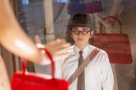 マネキンの手にかかる赤いハンドバッグに嵩（北村匠海）は目を止める