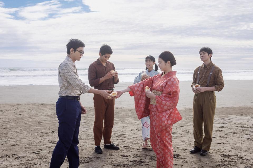 メイコたちが嵩とのぶを海に連れ出す。前列左から、嵩（北村匠海）、のぶ（今田美桜）、後列左から、千尋（中沢元紀）、メイコ（原菜乃華）、健太郎（高橋文哉）