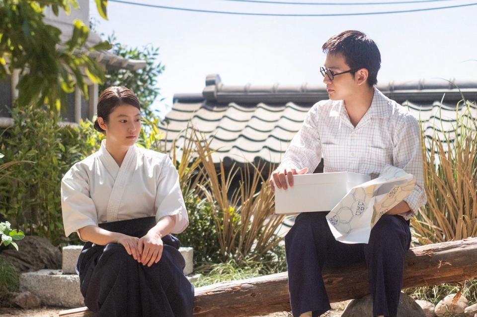 嵩（北村匠海）からの土産を目にしたのぶ（今田美桜）