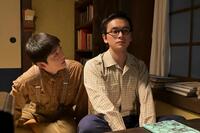 ため息ばかりの嵩（北村匠海・右）を、健太郎（高橋文哉）は心配そうに見つめる