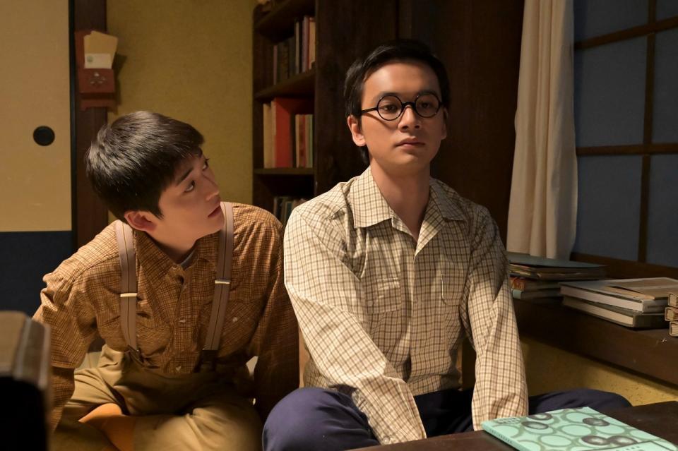 ため息ばかりの嵩（北村匠海・右）を、健太郎（高橋文哉）は心配そうに見つめる