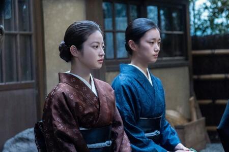 悲しみに暮れる妹の蘭子（河合優実・右）に、のぶ（今田美桜）はかける言葉もなく…