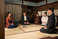 朝田家にお願いがあるという次郎（中島歩・右）と、向き合うのぶ（今田美桜・左）