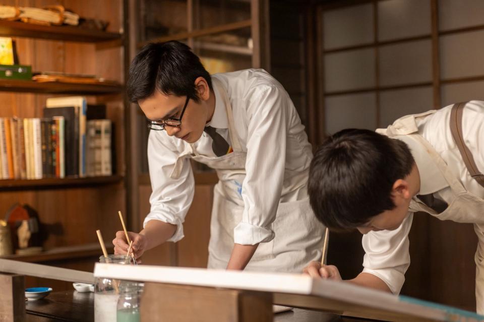 卒業制作に打ち込む嵩（左、北村匠海）と健太郎（高橋文哉）