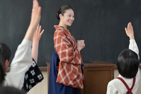 小学校の教師として愛国心を教えるのぶ（今田美桜）