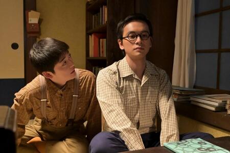 ため息ばかりの嵩（北村匠海・右）を、健太郎（高橋文哉）は心配そうに見つめる