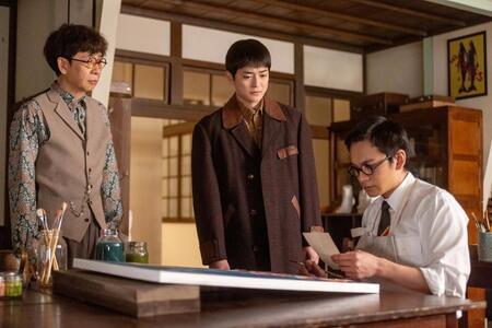 嵩のもとに、電報が届く。左から、座間先生（山寺宏一）、健太郎（高橋文哉）、嵩（北村匠海）